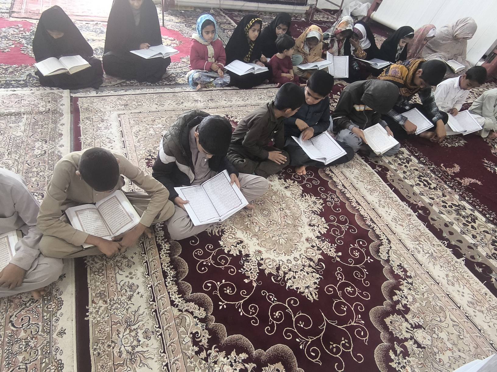 کلاس قرآن در روستای برفی شهرستان هامون (۲۱ آذر)