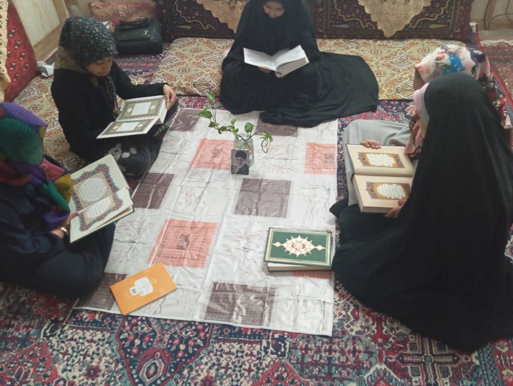 برگزاری کلاس قرآن و افطاری ساده دختران زابل در سوگ رهبر شهید و دختران شهید مینابی