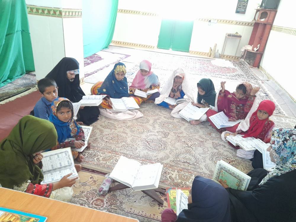 کلاس روخوانی قرآن در کانون مسجد روستای چاه علیشاه جازموریان