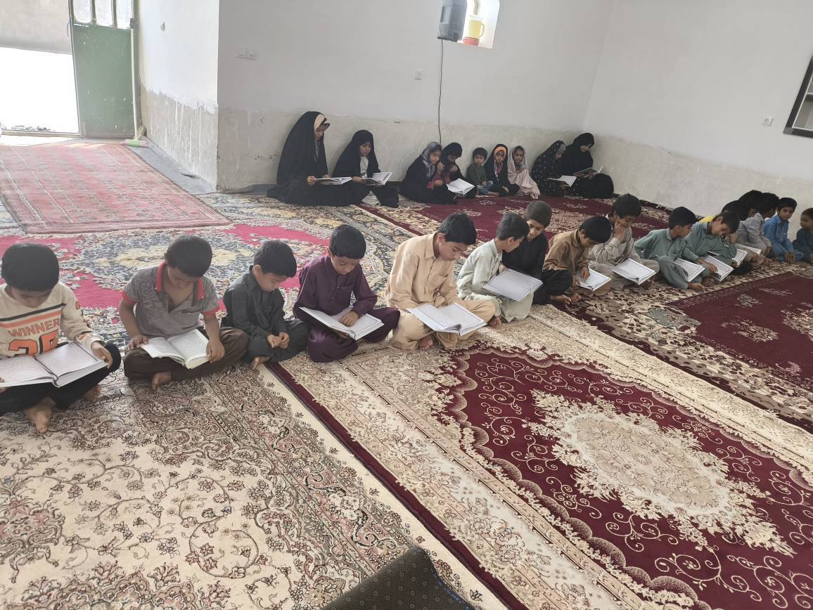 کلاس قرآن نوجوانان در روستای برفی
