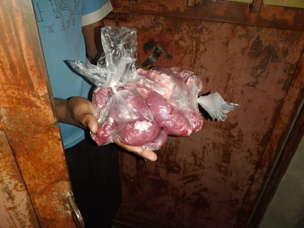  توزیع ۳۵ بسته گوشت و ده کیسه آرد ۴۰ کیلوگرمی - گروه جهادی وارثین