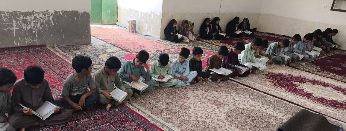 کلاس قرآن در کانون مسجد روستای برفی شهرستان هامون